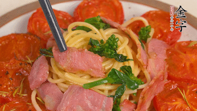 加菜花翻炒1分鐘后加意面，翻炒1分鐘后用少許鹽、黑胡椒調(diào)味即可。