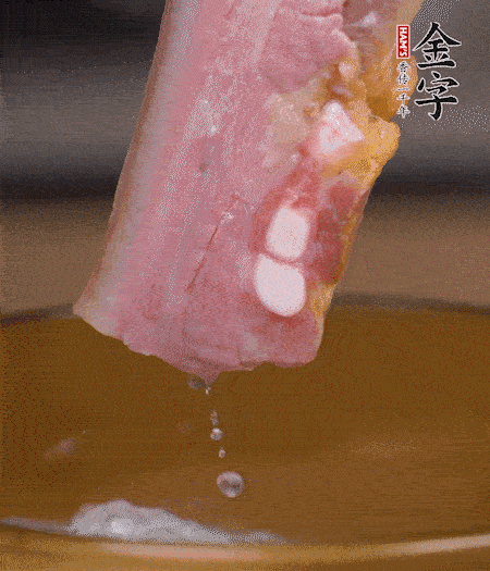 煮過的西蘭花切碎。煮熟的淡咸肉切丁。