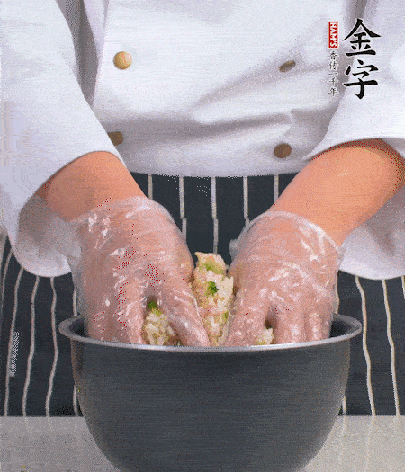 米飯中放西蘭花碎、咸肉丁，加少許黑胡椒、十來滴橄欖油拌勻。