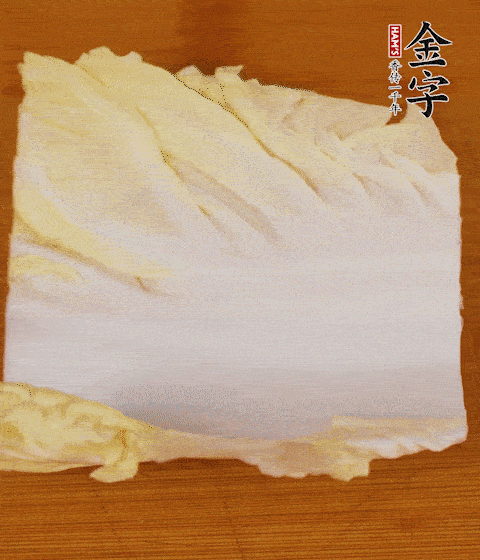 一片白菜一片淡火腿交替疊起，疊個兩三層放進(jìn)鍋內(nèi)，直到塞滿鍋。