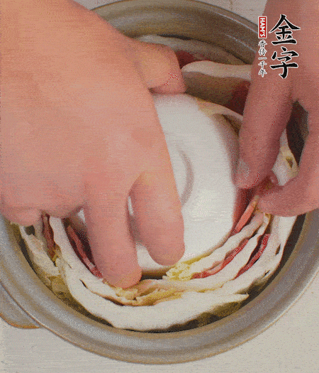 寬度剛好是鍋的高度?？垡粋€小碗更有助于幫助造型。