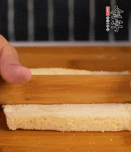 吐司切去四邊，搟??；烤腸竹簽穿過(guò)。