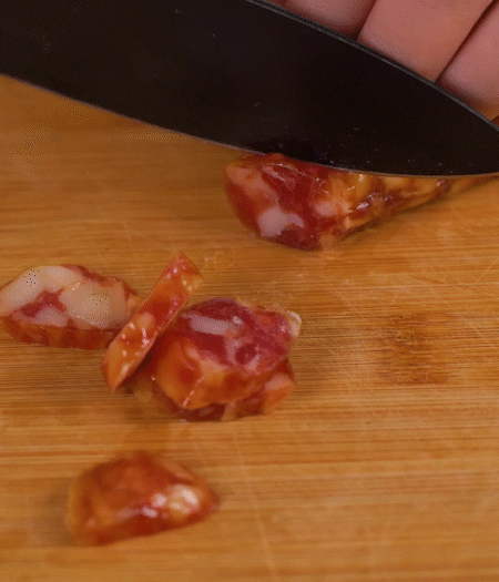 香腸切薄片。