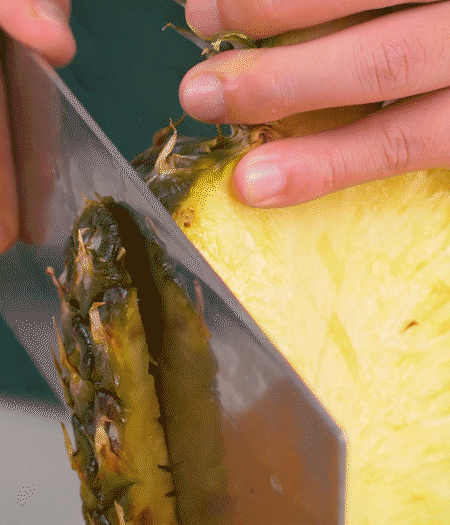 鳳梨去皮把果肉切塊，醬肉切小塊。