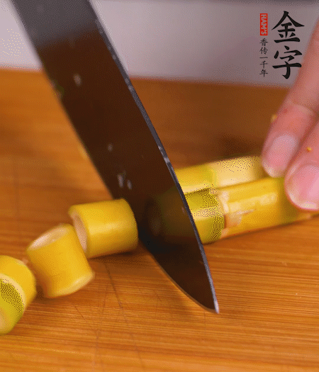 小野筍剝?nèi)ネ馄?，切成小段?>
					</div>
					<span>步驟 2/7</span>
					<p>小野筍剝?nèi)ネ馄?，切成小段?/p>
				</li><li>
					<div   id=