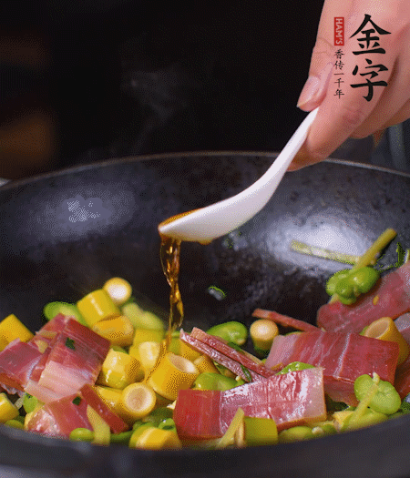 加火腿、筍片，放少量黃酒大火煮沸。