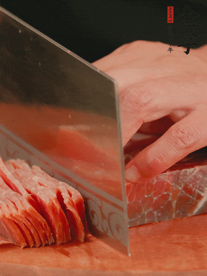 新鮮雞腿用刀在表面劃幾刀。金字火腿切薄片備用。