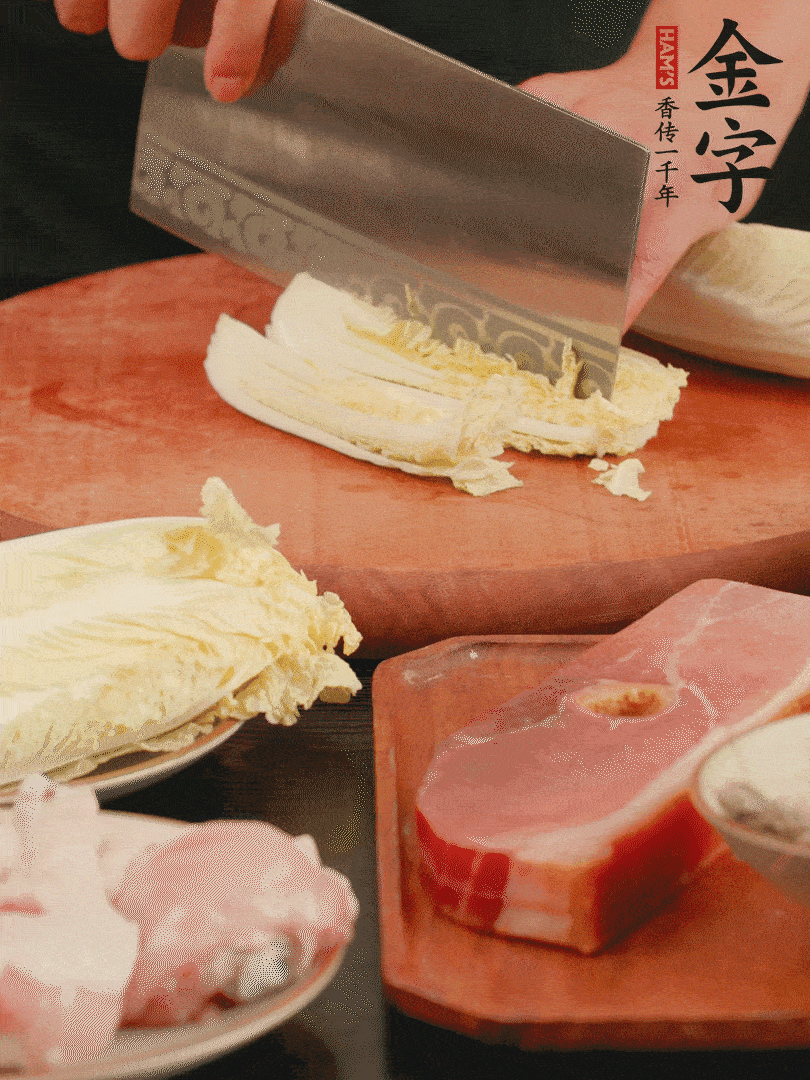 白菜去掉頭尾，對半豎切，再均勻切4刀。