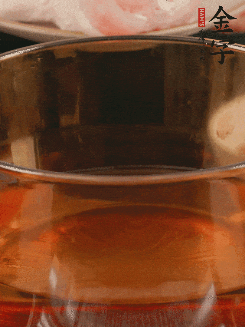 雞腿冷水入鍋，加姜片料酒焯水，撈出溫水洗凈。