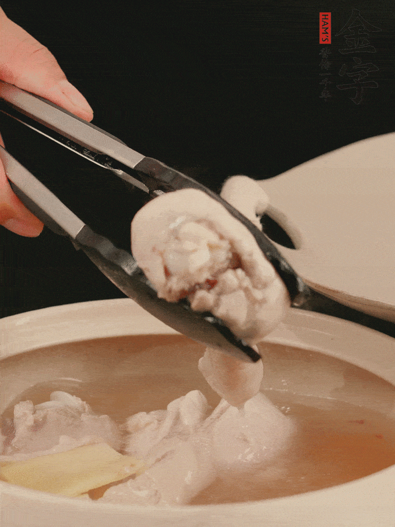 雞腿放入砂鍋，加姜片、料酒、清水，中火燉煮20分鐘撈出。