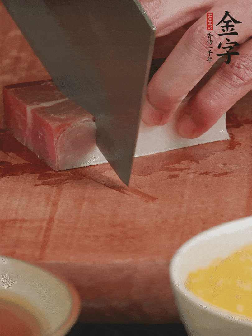 金字火腿去皮，切成大塊。