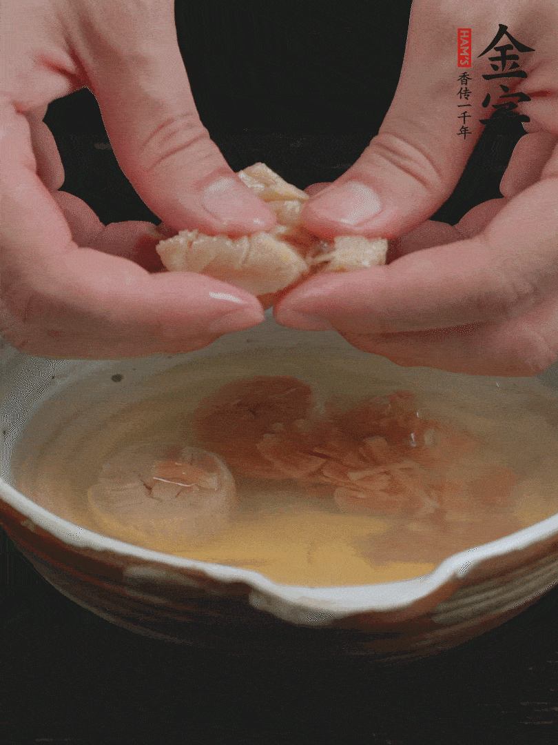 元貝溫水泡發(fā)，拆成細(xì)絲。