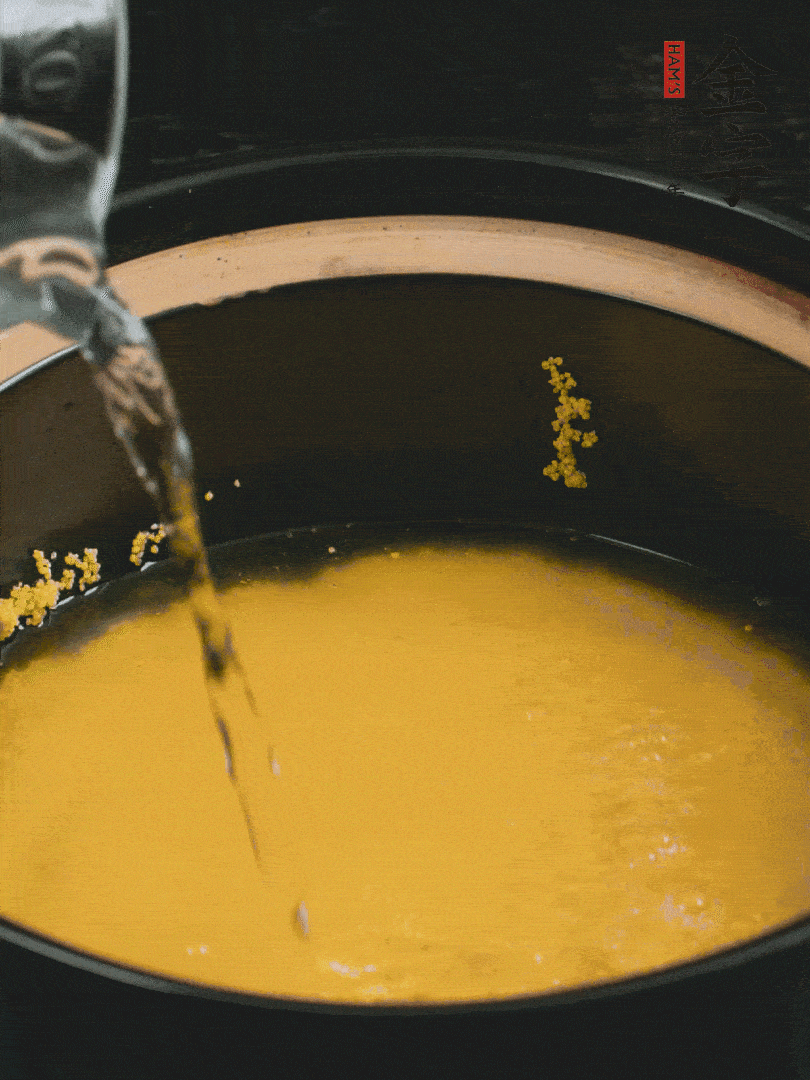 小米洗凈后，加水小火煲1個(gè)小時(shí)。