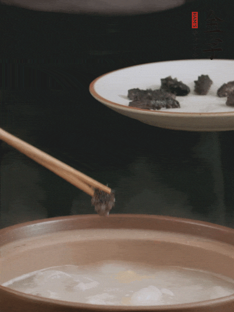 期間雞湯燉到80分鐘時(shí)，加小海參再燉10分鐘。