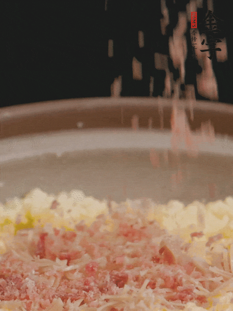 加雞湯沒過，放干貝絲、火腿末、小海參。