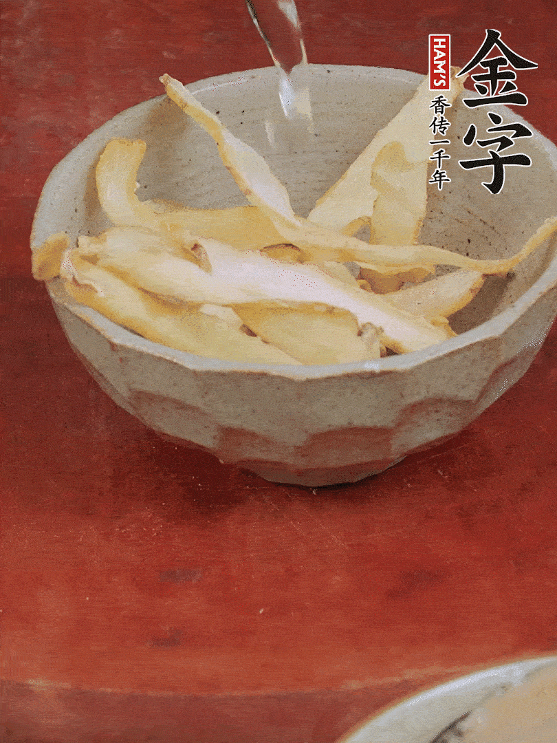 玉竹、花菇分別清水泡發(fā)。