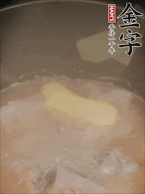 排骨洗凈，加生姜、黃酒焯水，溫水洗凈備用。