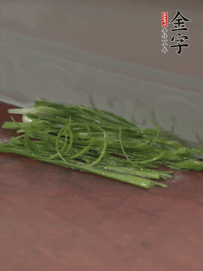 生姜切薄片，紅椒切細(xì)絲，小蔥蔥綠切細(xì)絲，泡入冰水中保持新鮮。