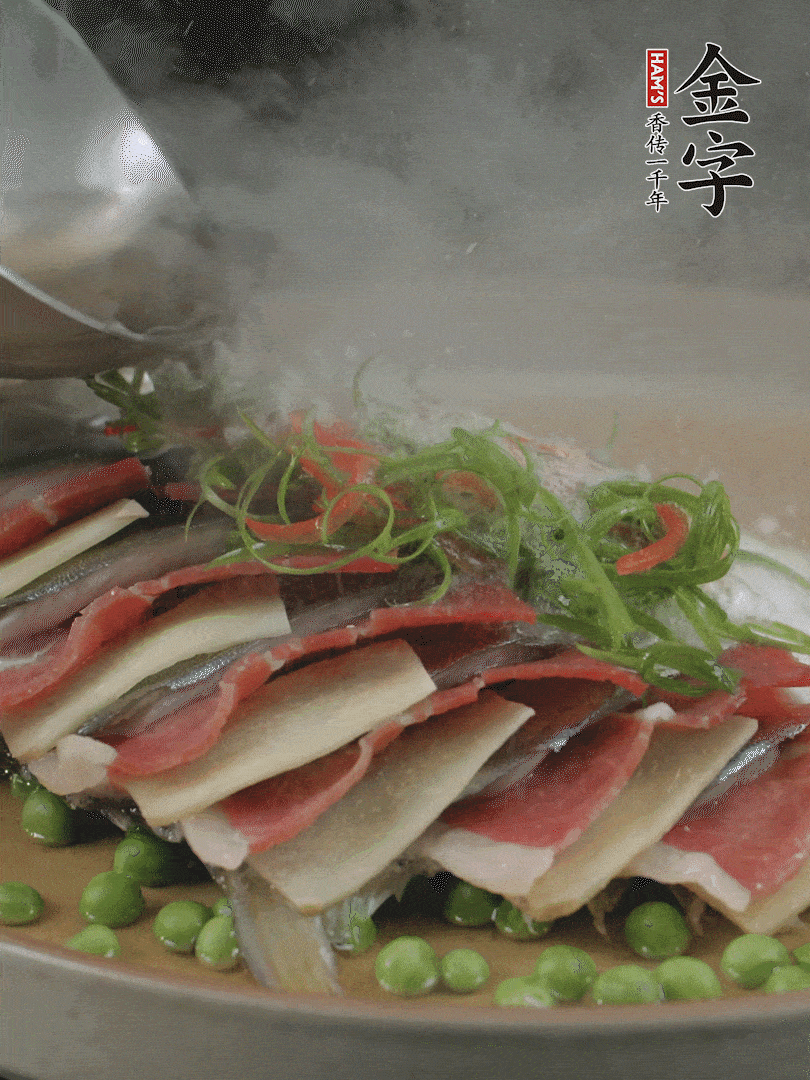 表面放上蔥絲、紅椒絲，淋上熱油。