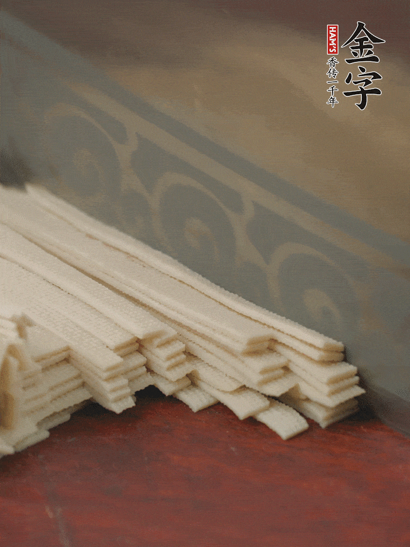 燉火腿期間，千張切細(xì)絲，白蘿卜去皮切細(xì)絲，蒜葉切細(xì)丁。