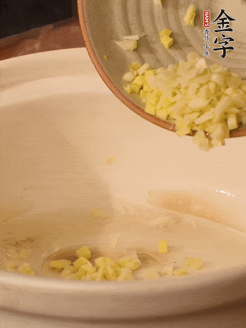 熱油下鍋，姜爆香。下冬瓜略微翻炒。