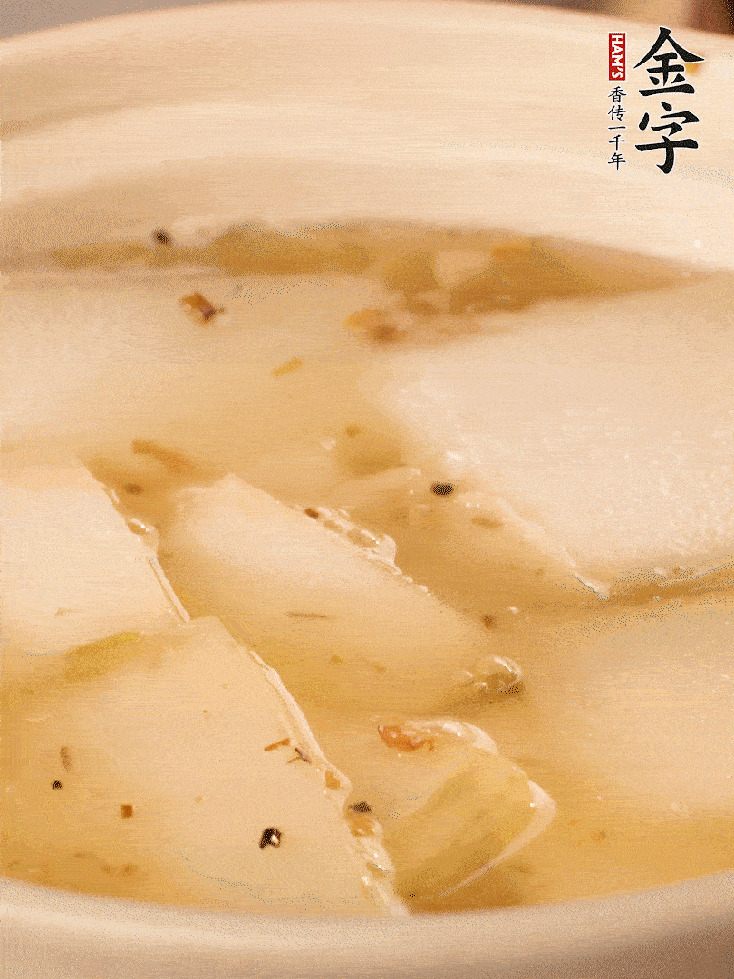 加入適量清水，再放咸肉，淋點(diǎn)黃酒添味。