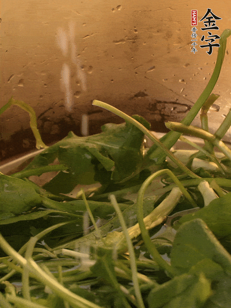 薺菜去掉根部，加小蘇打、鹽熱水沸騰燙軟。