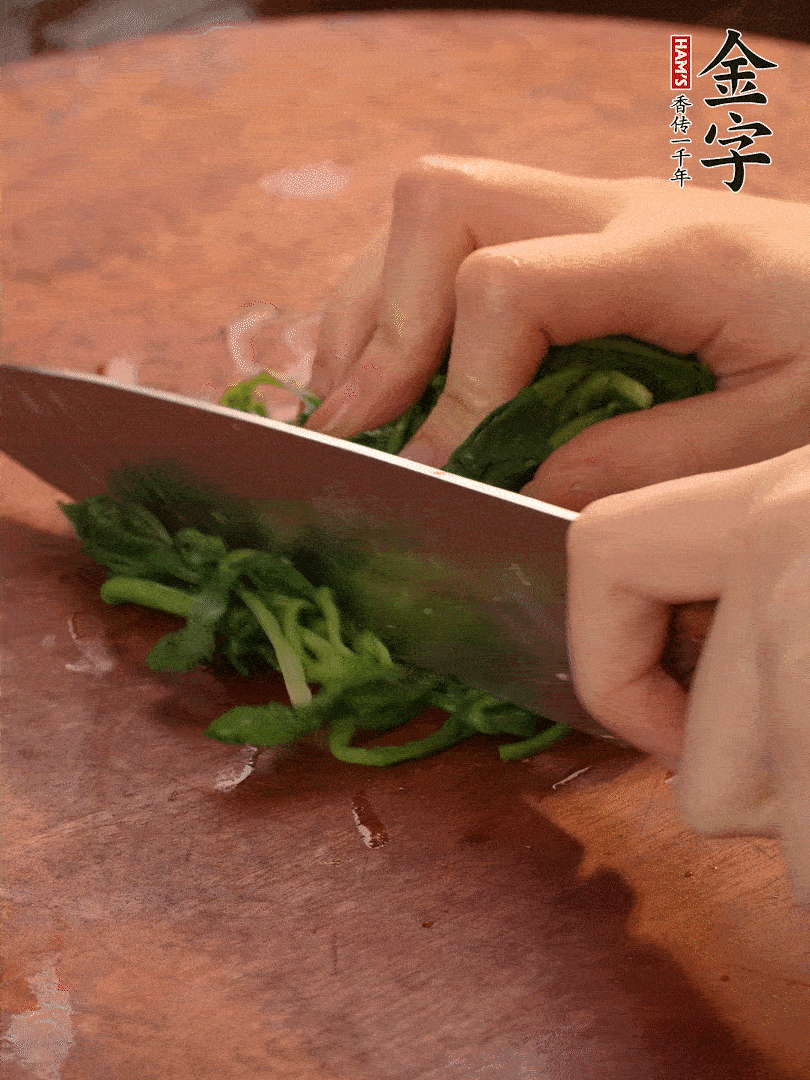 晾涼拽干水份，切碎備用。