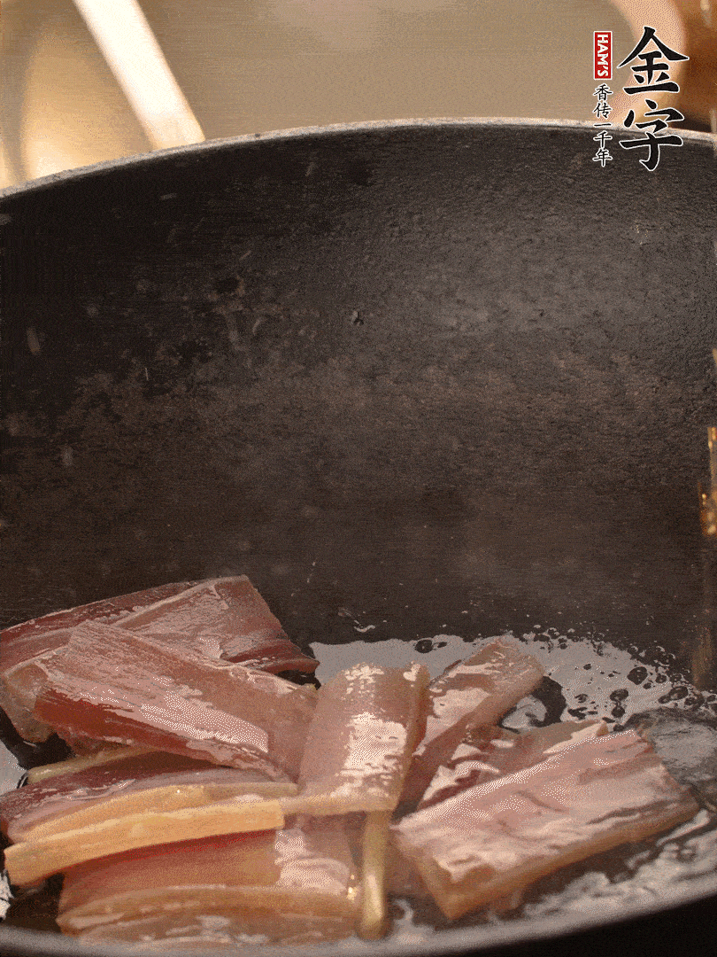 再下春筍繼續(xù)翻炒。