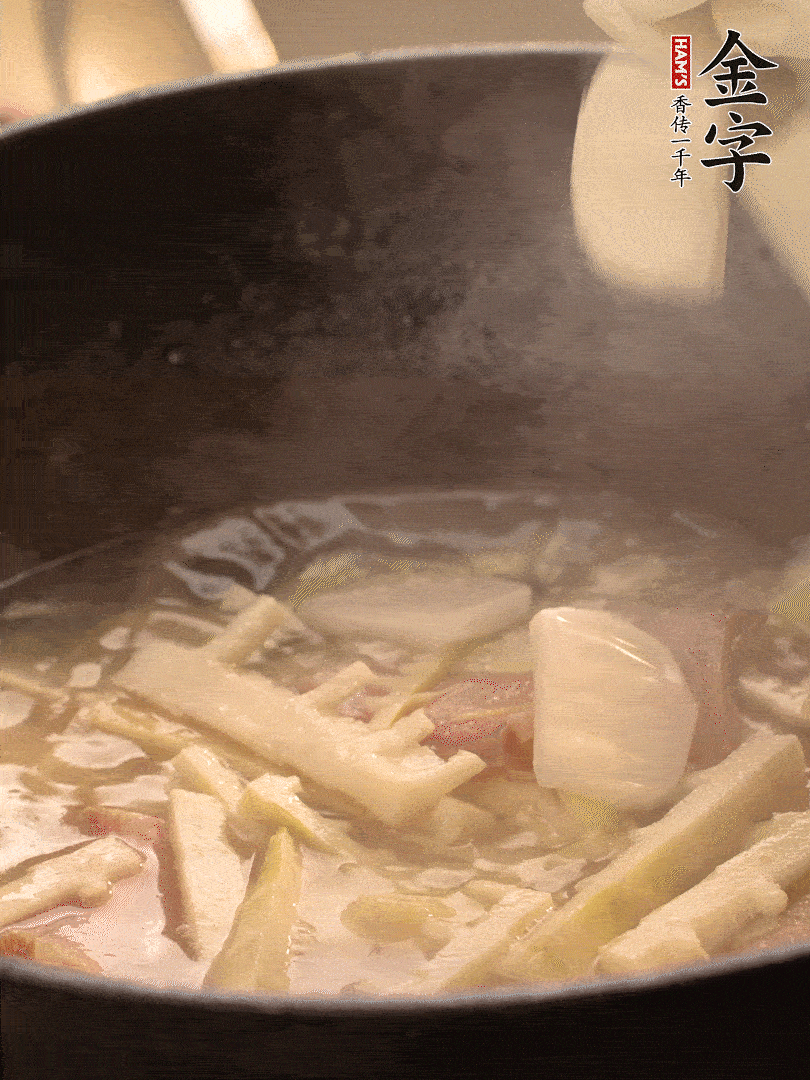 加一點開水后，放年糕燜2分鐘至軟。