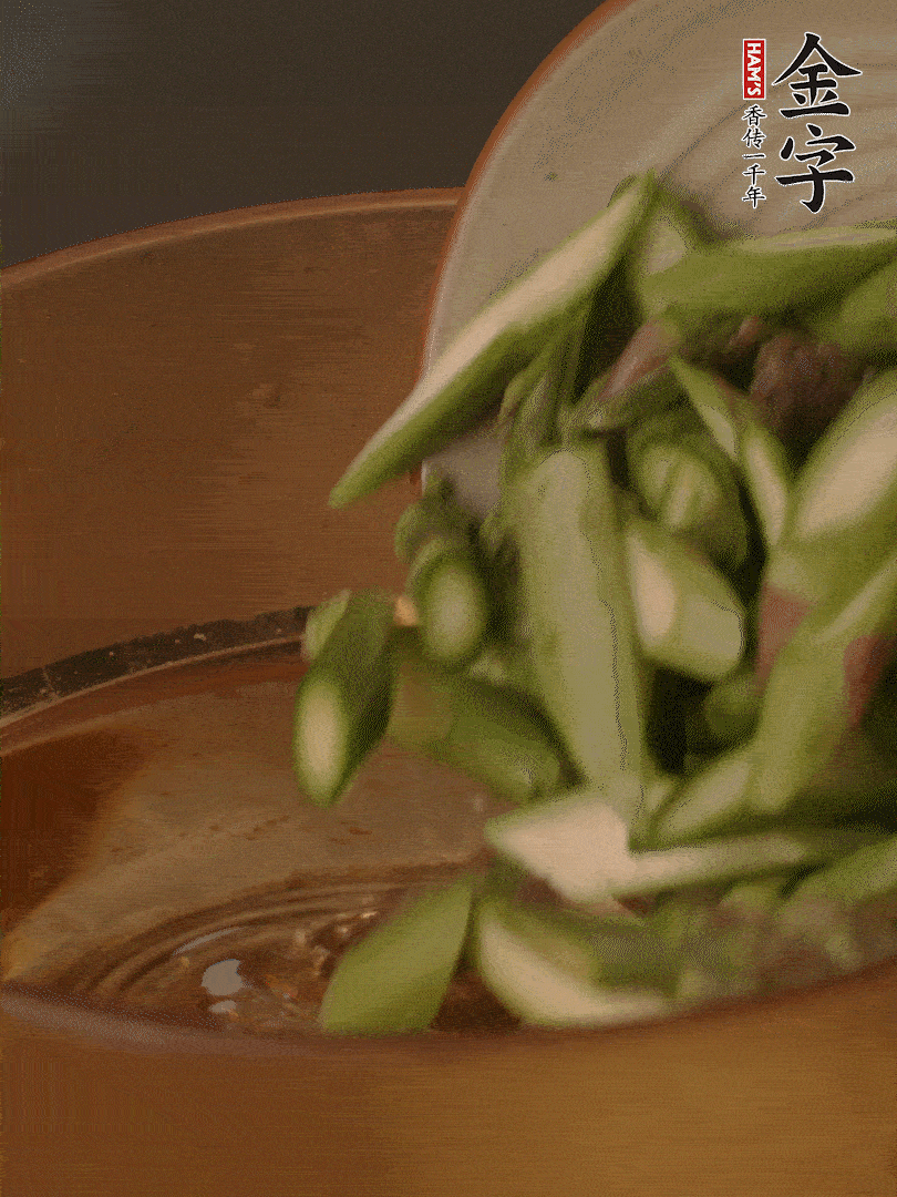 蘆筍、白玉菇焯水30秒備用。