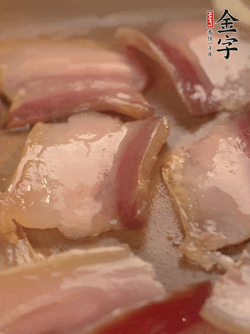 鍋中熱油煸香大蒜、咸肉。