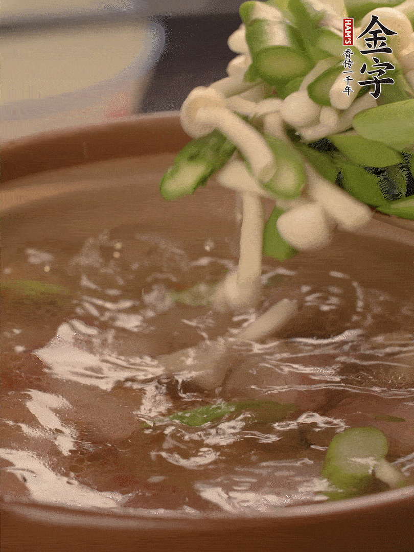 咸肉肥肉部分變透明時，加清水，放蘆筍、白玉菇大火煮開。