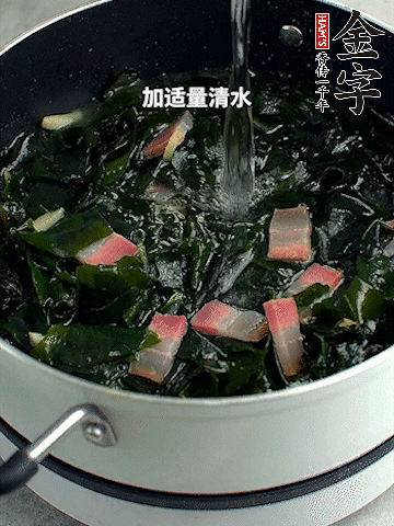 放入泡發(fā)好的裙帶菜翻炒一下，加適量清水燉煮。