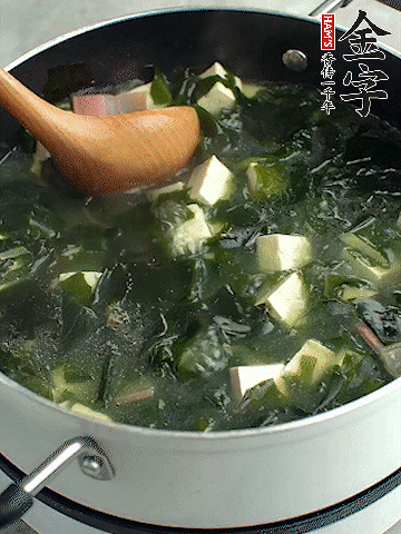 煮到沸騰后，再放入豆腐蓋蓋子煮3分鐘。