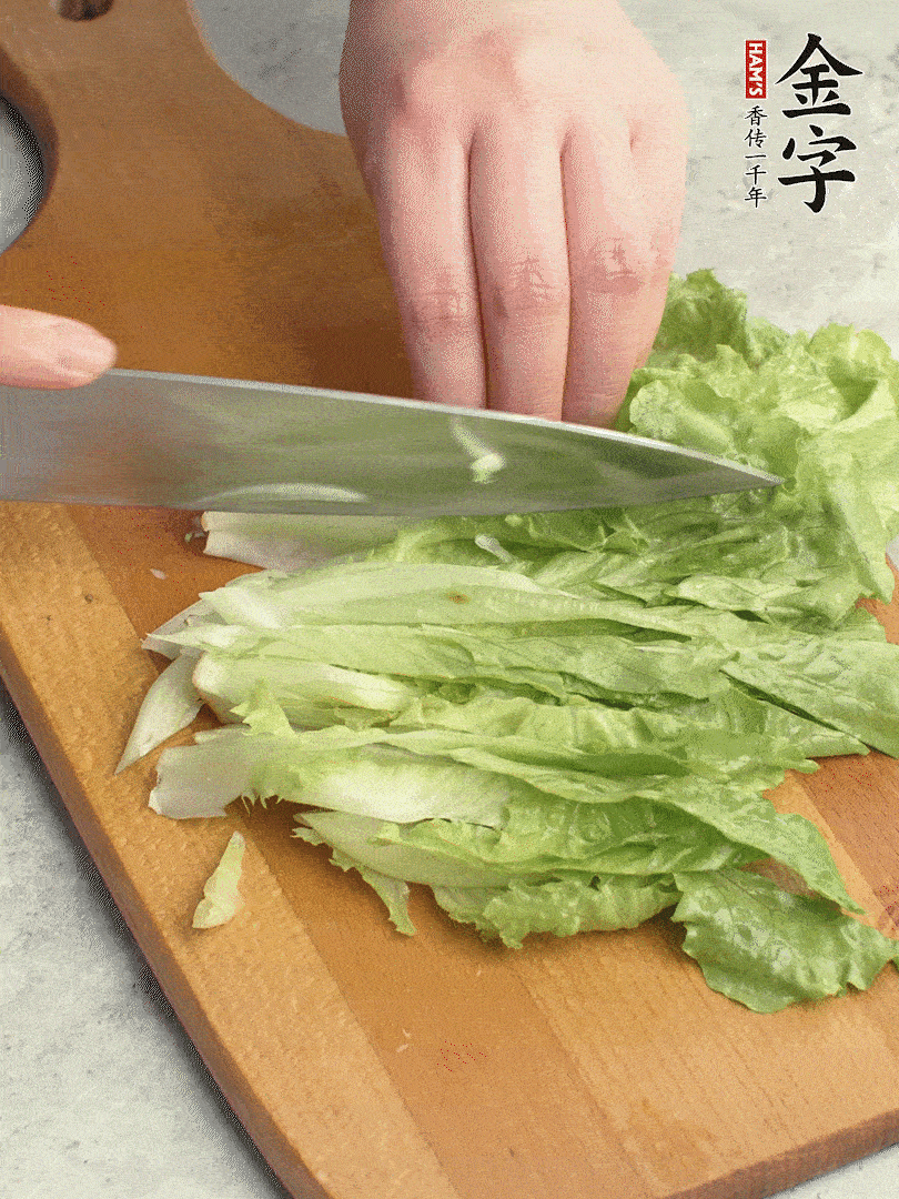 胡蘿卜、生菜、黃瓜切絲。