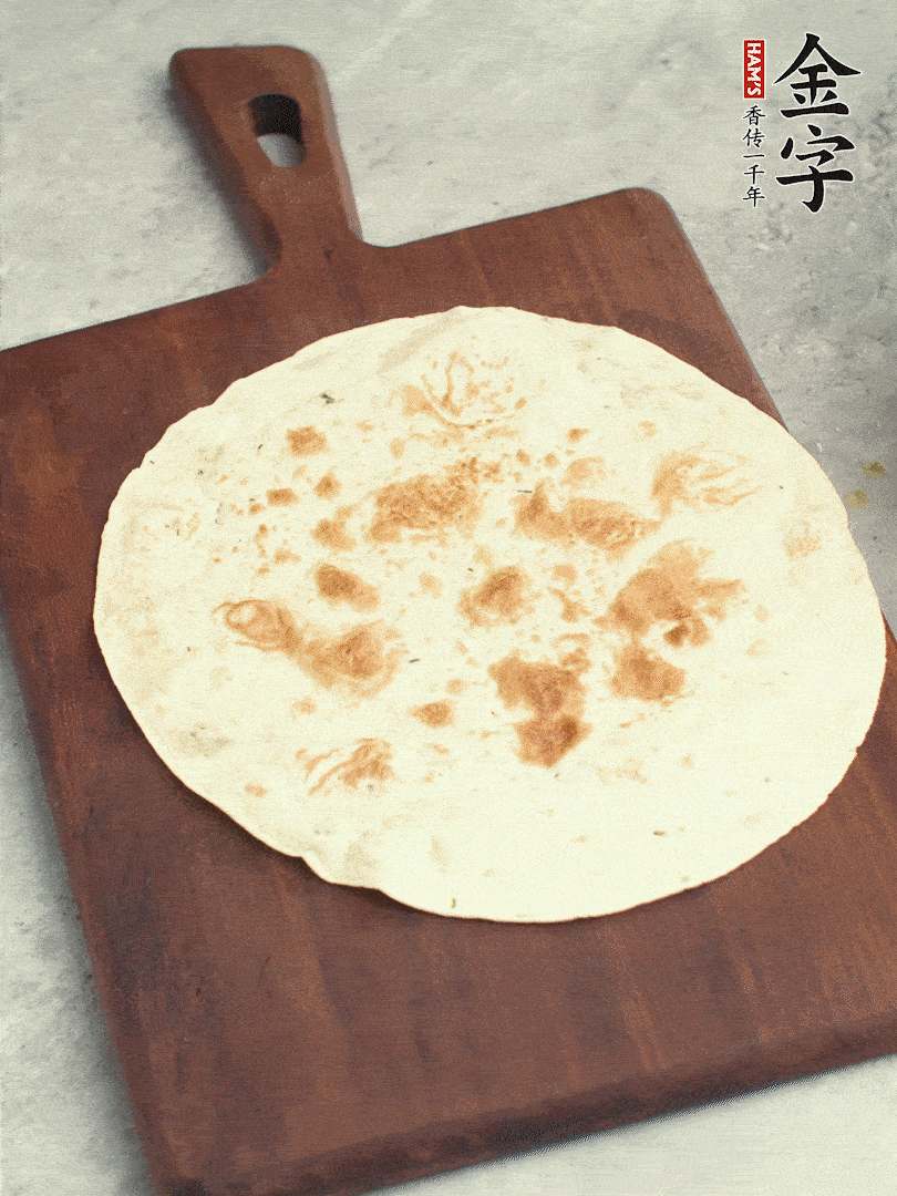 食材依次鋪在卷餅皮上，卷起來(lái)。