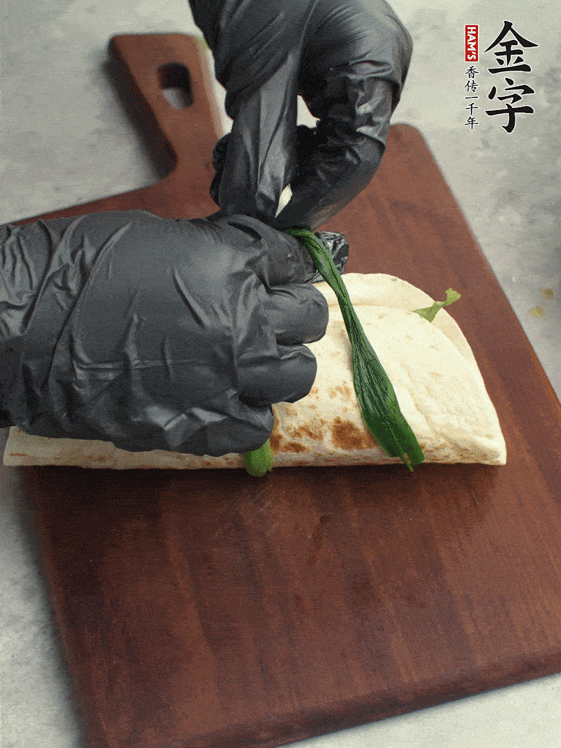 用焯過(guò)水的小蔥打結(jié)。