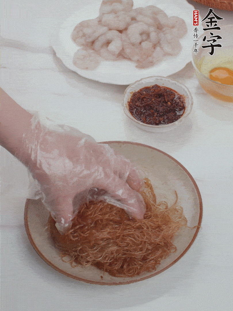 粉絲泡軟后，入沸水煮10秒，撈出后加1/2勺老抽、1/2勺食用油挑松。