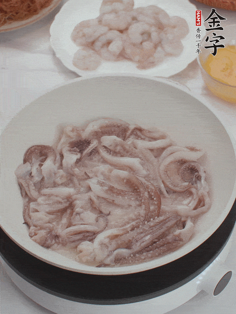蝦仁、魷魚滑油，蛋液炒制半熟。