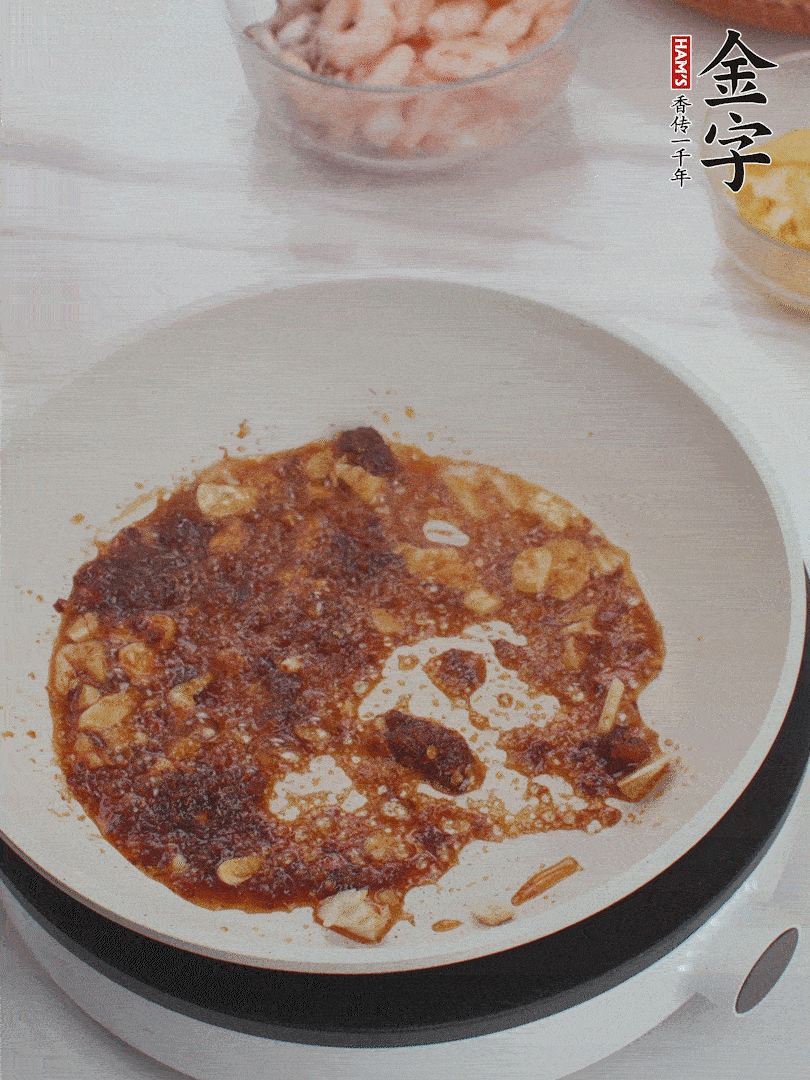 冷鍋熱油，1大勺金字火腿XO醬、蒜末炒香，倒粉絲一起炒。