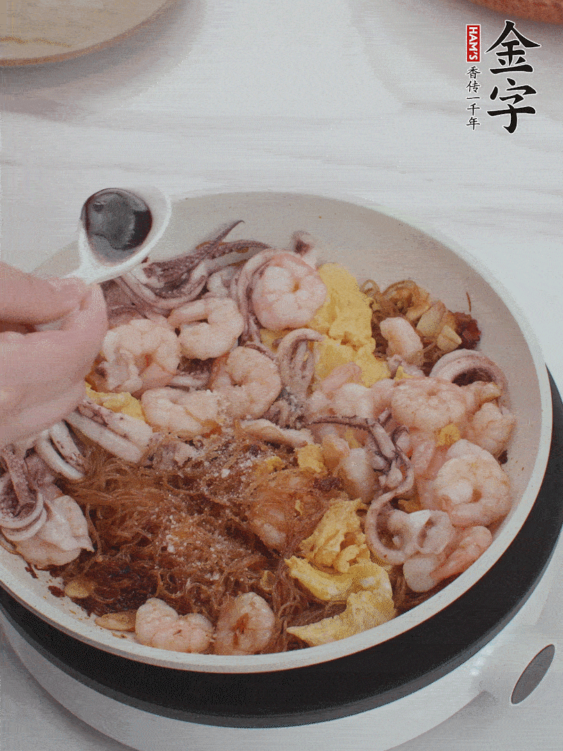 放1/3勺鹽、1/3勺雞精、1/3勺糖、2/3勺生抽調(diào)味。