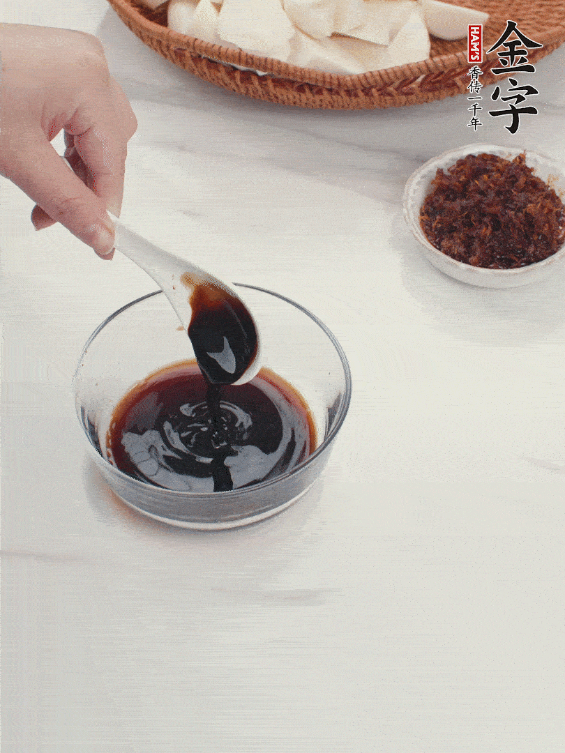 將生抽、老抽、黃酒和白砂糖在小碗里調(diào)成味汁。