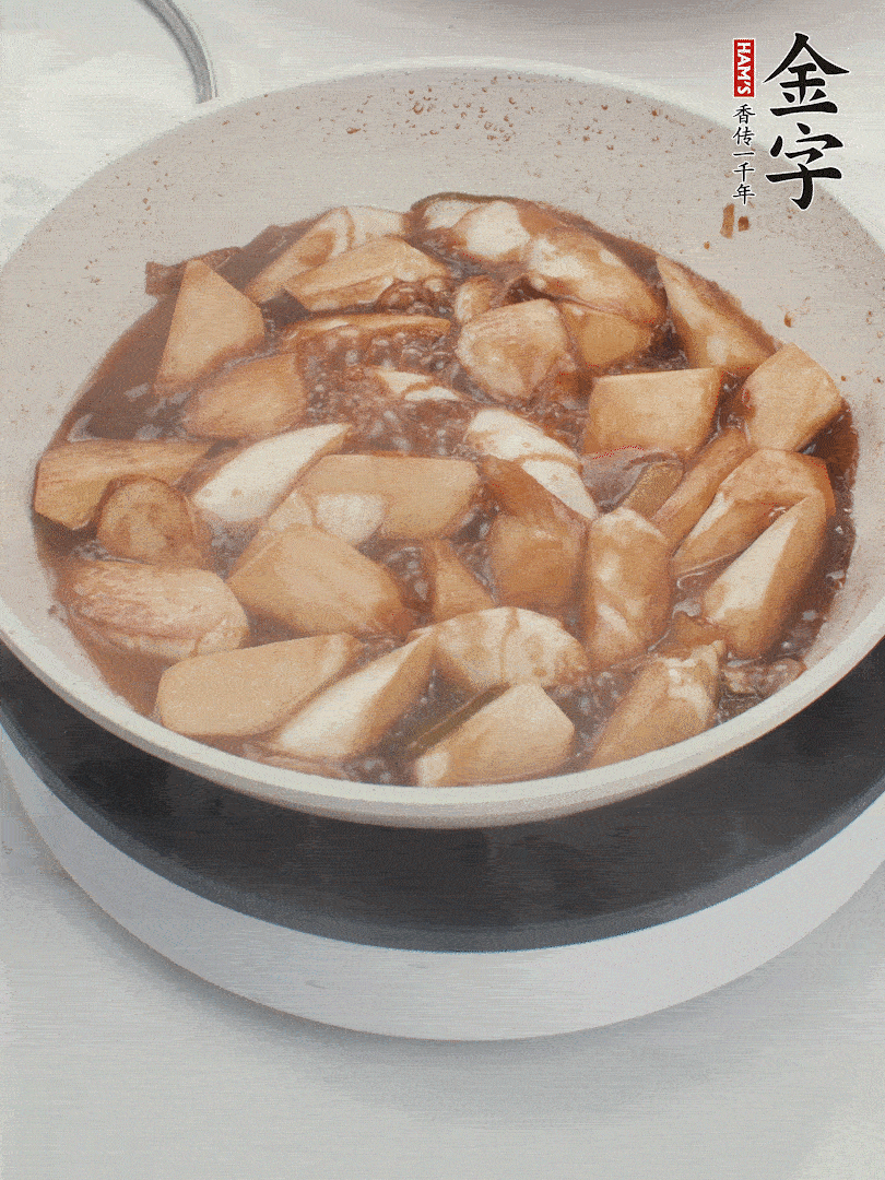 待茭白煸到微微發(fā)黃加入調(diào)好的味汁翻炒。加一小碗清水蓋蓋子燜3-4分鐘。