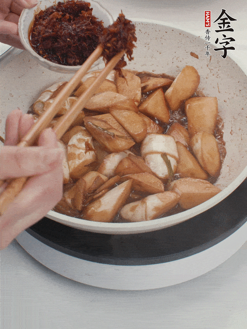 湯汁收濃，加金字火腿XO醬翻炒均勻。