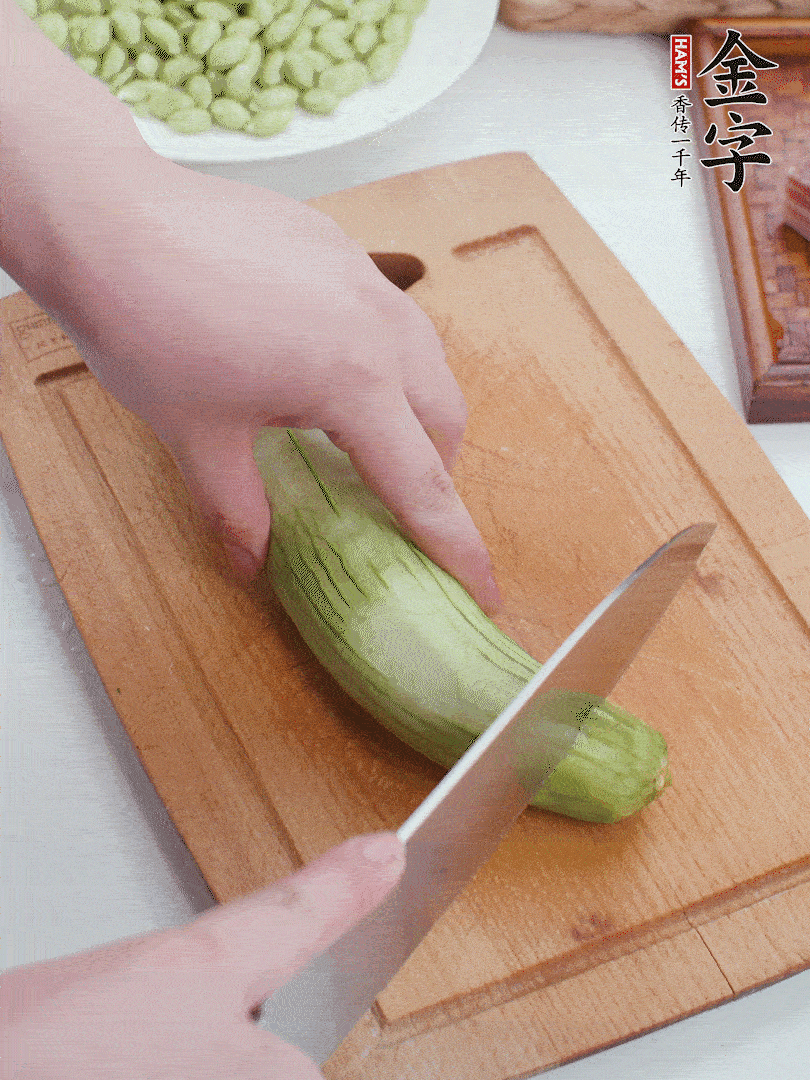 絲瓜去掉外皮，去掉兩端，切成滾刀塊。