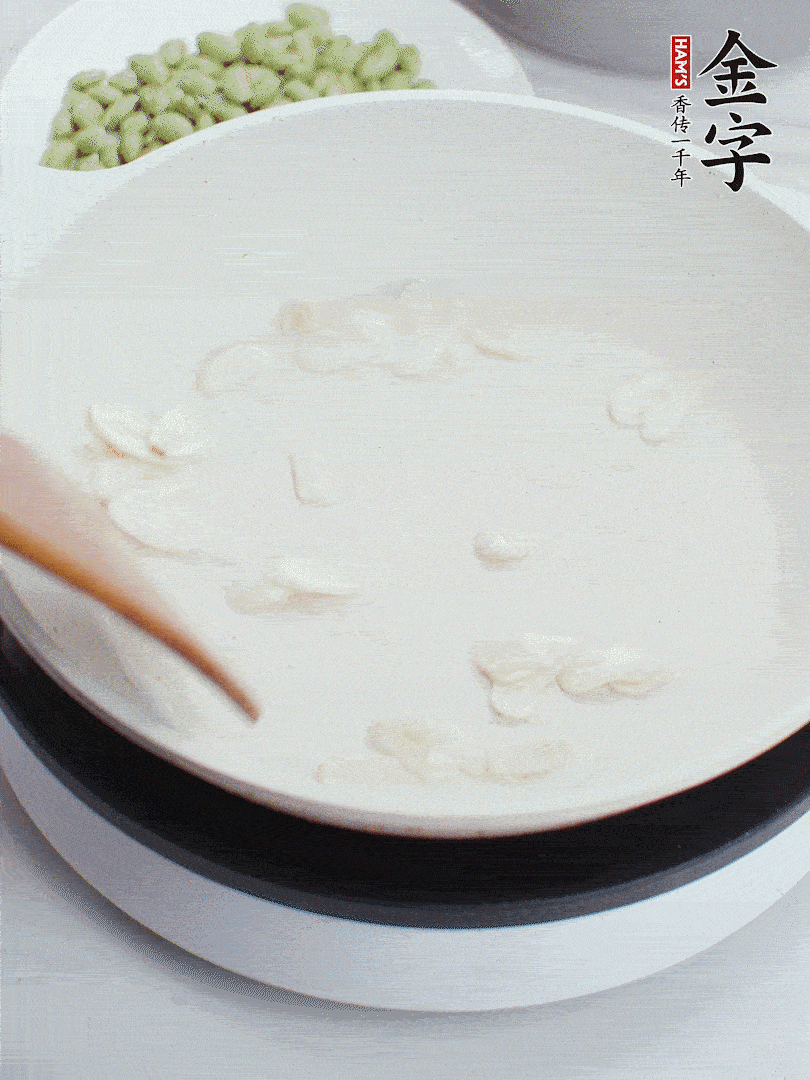 金字淡咸肉煮15分鐘，撈出切片。油5成熱時，蒜末、咸肉爆香。