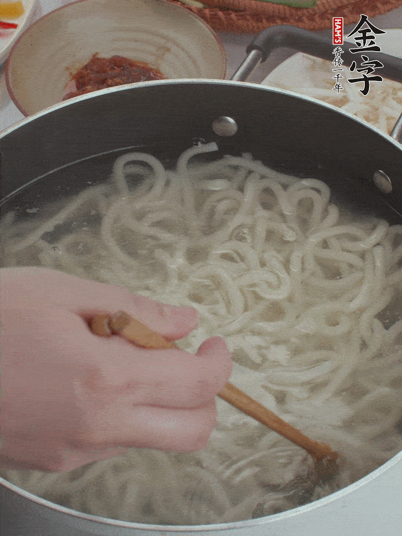 鍋中水煮沸，下烏冬面焯5秒鐘，撈出瀝干。