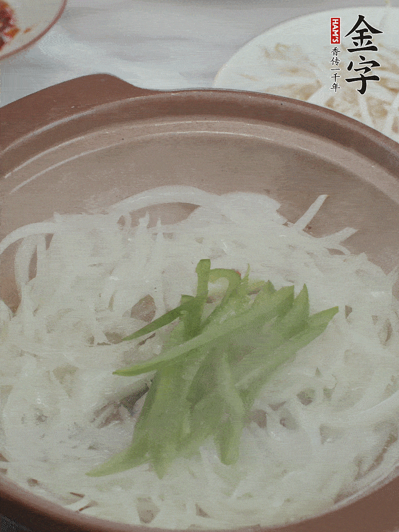 放烏冬面、青紅椒、豆芽。