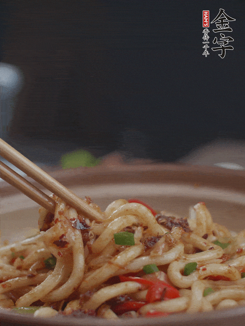 一小撮鹽調(diào)味。最后可以點綴香蔥段。